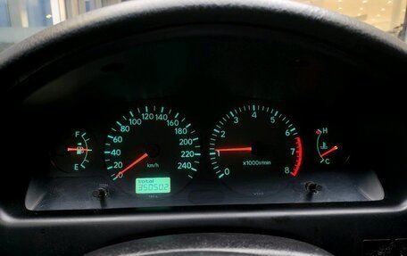 Toyota Avensis III рестайлинг, 2001 год, 410 000 рублей, 23 фотография