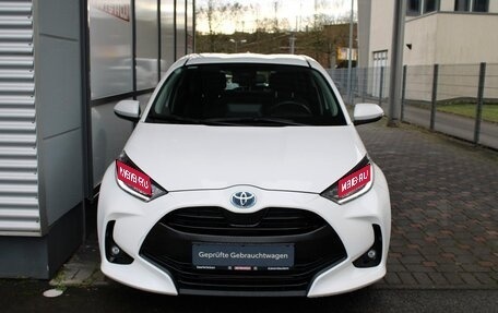 Toyota Yaris, 2023 год, 2 050 000 рублей, 1 фотография
