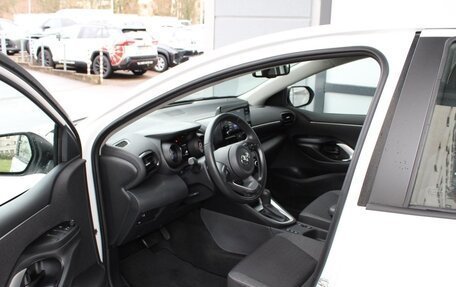 Toyota Yaris, 2023 год, 2 050 000 рублей, 8 фотография