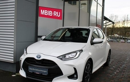 Toyota Yaris, 2023 год, 2 050 000 рублей, 2 фотография