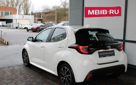 Toyota Yaris, 2023 год, 2 050 000 рублей, 4 фотография