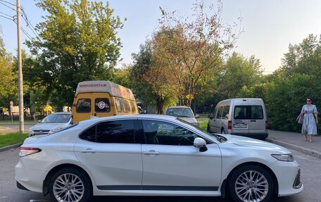 Toyota Camry, 2021 год, 2 390 000 рублей, 3 фотография