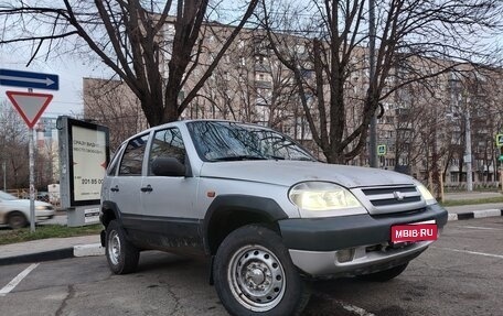 Chevrolet Niva I рестайлинг, 2003 год, 235 000 рублей, 1 фотография