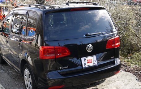 Volkswagen Touran III, 2013 год, 1 299 000 рублей, 2 фотография