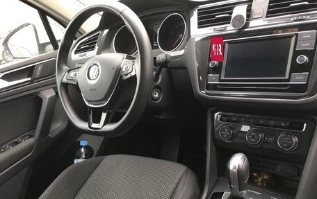 Volkswagen Tiguan II, 2018 год, 2 400 000 рублей, 3 фотография