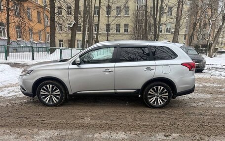 Mitsubishi Outlander III рестайлинг 3, 2018 год, 1 850 000 рублей, 7 фотография