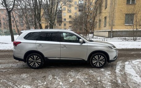 Mitsubishi Outlander III рестайлинг 3, 2018 год, 1 850 000 рублей, 6 фотография