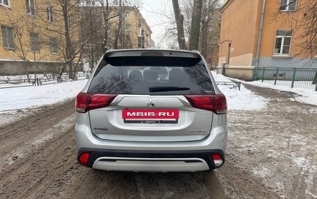 Mitsubishi Outlander III рестайлинг 3, 2018 год, 1 850 000 рублей, 8 фотография