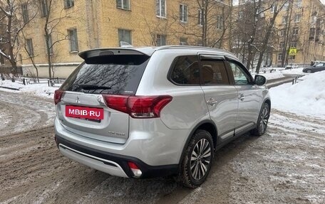 Mitsubishi Outlander III рестайлинг 3, 2018 год, 1 850 000 рублей, 4 фотография