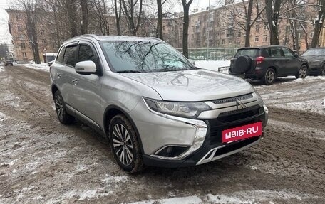 Mitsubishi Outlander III рестайлинг 3, 2018 год, 1 850 000 рублей, 2 фотография