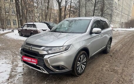 Mitsubishi Outlander III рестайлинг 3, 2018 год, 1 850 000 рублей, 3 фотография