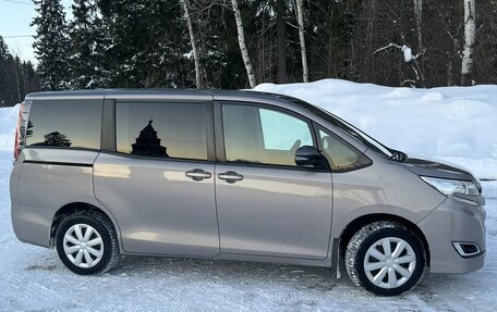 Toyota Noah III, 2018 год, 2 350 000 рублей, 4 фотография