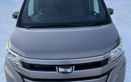 Toyota Noah III, 2018 год, 2 350 000 рублей, 2 фотография