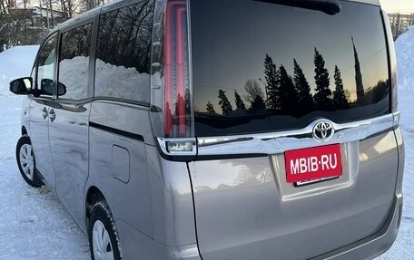 Toyota Noah III, 2018 год, 2 350 000 рублей, 5 фотография