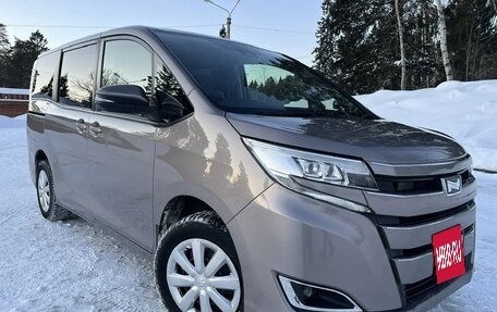 Toyota Noah III, 2018 год, 2 350 000 рублей, 3 фотография