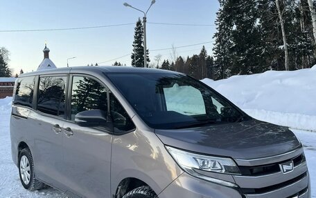 Toyota Noah III, 2018 год, 2 350 000 рублей, 8 фотография