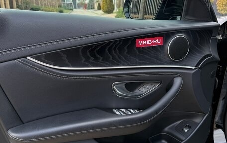 Mercedes-Benz E-Класс, 2018 год, 3 250 000 рублей, 22 фотография