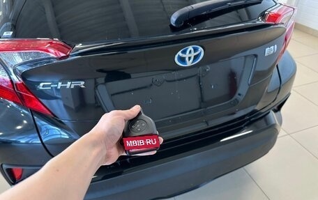 Toyota C-HR I рестайлинг, 2017 год, 2 149 900 рублей, 24 фотография