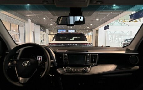 Toyota RAV4, 2017 год, 2 480 000 рублей, 10 фотография