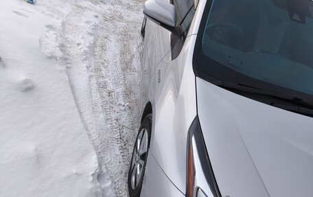 Toyota Prius IV XW50, 2017 год, 2 000 000 рублей, 2 фотография