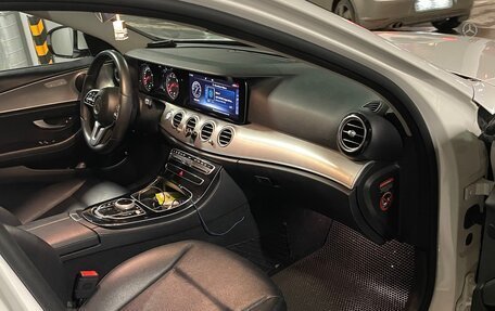 Mercedes-Benz E-Класс, 2019 год, 1 800 000 рублей, 10 фотография