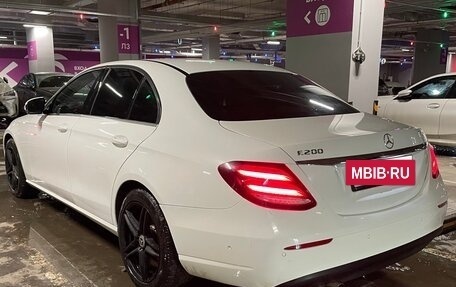 Mercedes-Benz E-Класс, 2019 год, 1 800 000 рублей, 4 фотография