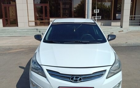 Hyundai Solaris II рестайлинг, 2015 год, 630 000 рублей, 1 фотография