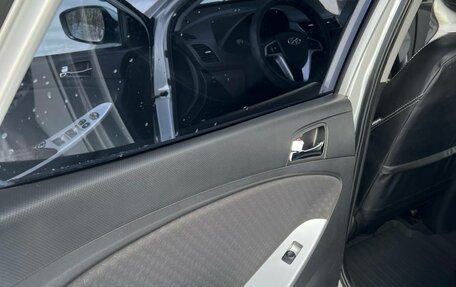 Hyundai Solaris II рестайлинг, 2012 год, 900 000 рублей, 16 фотография