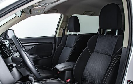 Mitsubishi Outlander III рестайлинг 3, 2021 год, 2 750 000 рублей, 14 фотография