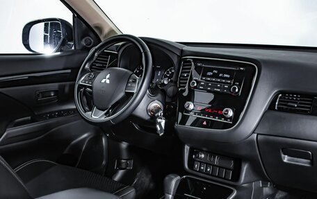 Mitsubishi Outlander III рестайлинг 3, 2021 год, 2 750 000 рублей, 16 фотография