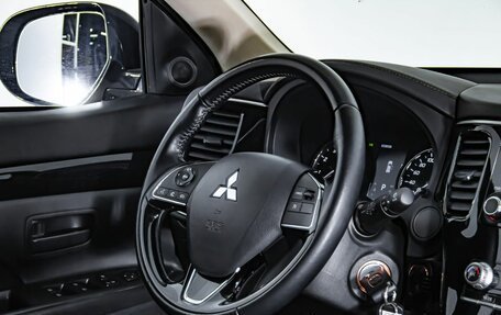 Mitsubishi Outlander III рестайлинг 3, 2021 год, 2 750 000 рублей, 17 фотография