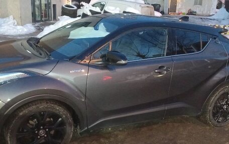 Toyota C-HR I рестайлинг, 2018 год, 2 200 000 рублей, 12 фотография