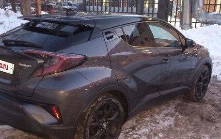 Toyota C-HR I рестайлинг, 2018 год, 2 200 000 рублей, 16 фотография