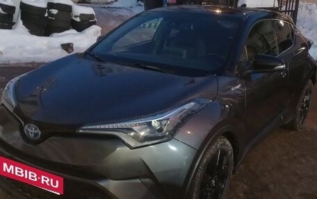 Toyota C-HR I рестайлинг, 2018 год, 2 200 000 рублей, 11 фотография