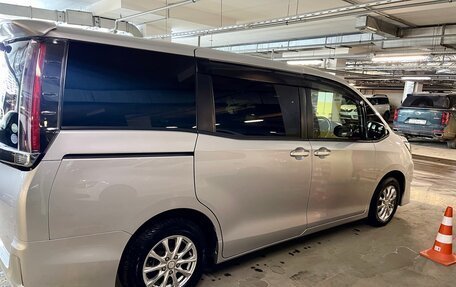Toyota Noah III, 2017 год, 2 250 000 рублей, 4 фотография