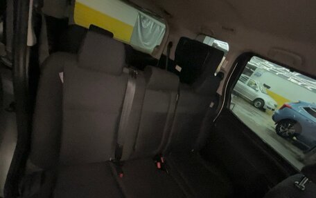 Toyota Noah III, 2017 год, 2 250 000 рублей, 11 фотография