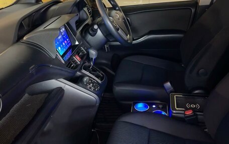 Toyota Noah III, 2017 год, 2 250 000 рублей, 16 фотография