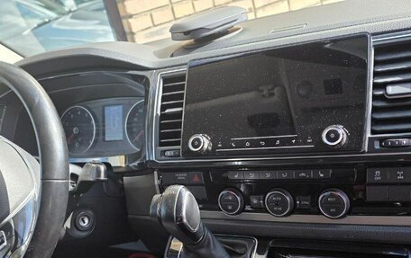 Volkswagen Multivan T6 рестайлинг, 2017 год, 4 000 000 рублей, 8 фотография