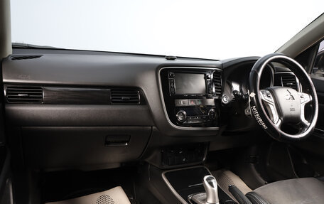 Mitsubishi Outlander III рестайлинг 3, 2015 год, 2 429 000 рублей, 9 фотография