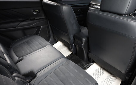 Mitsubishi Outlander III рестайлинг 3, 2015 год, 2 429 000 рублей, 19 фотография