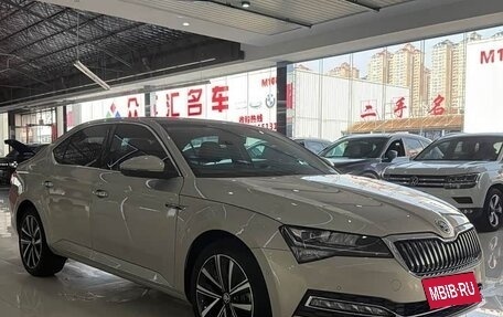 Skoda Superb III рестайлинг, 2022 год, 2 370 000 рублей, 1 фотография