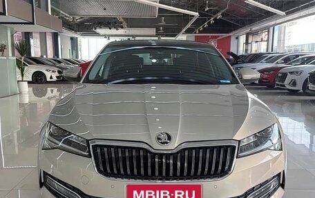 Skoda Superb III рестайлинг, 2022 год, 2 370 000 рублей, 2 фотография