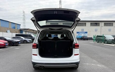 Volkswagen Touran III, 2021 год, 1 600 000 рублей, 6 фотография