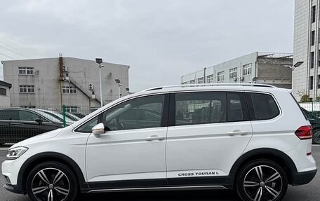 Volkswagen Touran III, 2021 год, 1 600 000 рублей, 7 фотография