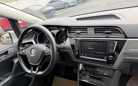 Volkswagen Touran III, 2021 год, 1 600 000 рублей, 13 фотография