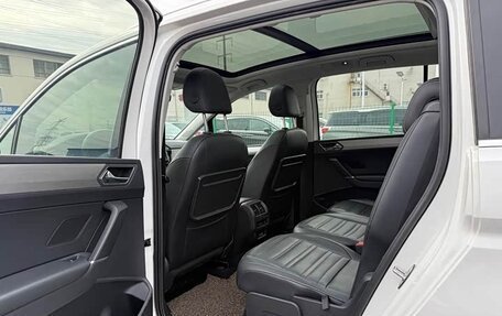 Volkswagen Touran III, 2021 год, 1 600 000 рублей, 21 фотография