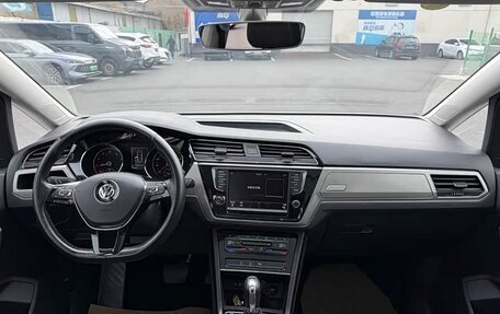 Volkswagen Touran III, 2021 год, 1 600 000 рублей, 24 фотография