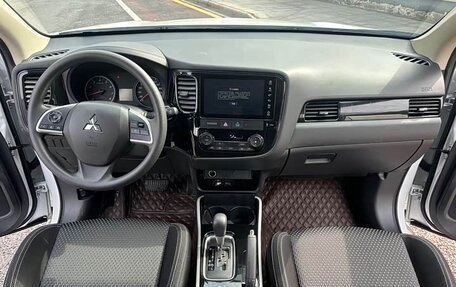 Mitsubishi Outlander III рестайлинг 3, 2021 год, 2 095 000 рублей, 6 фотография