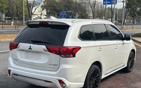 Mitsubishi Outlander III рестайлинг 3, 2021 год, 2 095 000 рублей, 4 фотография