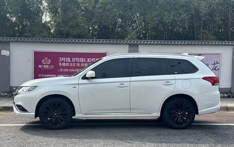 Mitsubishi Outlander III рестайлинг 3, 2021 год, 2 095 000 рублей, 3 фотография